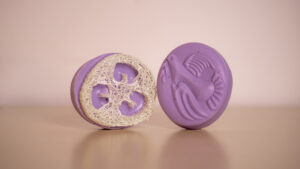 Săpun natural exfoliant cu lavandă și lufă